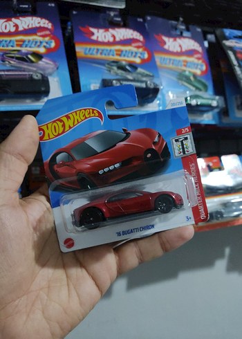 Kırmızı Hot Wheels '16 Bugatti Chiron Oyuncak Araba