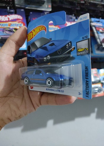 Beden Mavi Hot Wheels Alfa Romeo GTV6 3.0 Oyuncak Araba