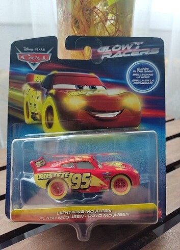 Pixar Cars Glow Racers Şimşek McQueen 