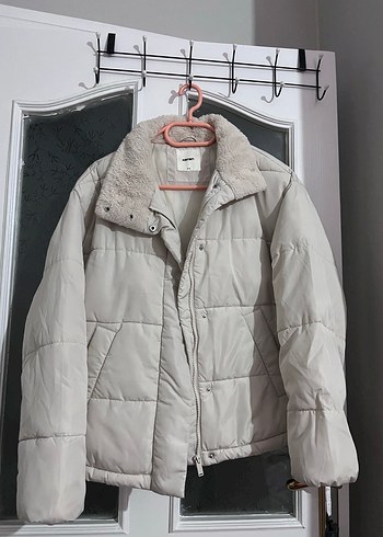 Beyaz Mini Peluş Detaylı Kadın Mont