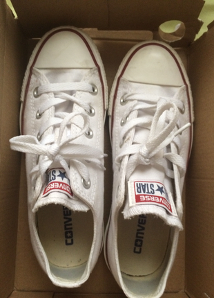 Orijinal converse bir sorunu yoktur 2 kere giyildi sadece