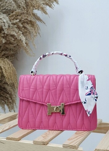 Pembe çanta