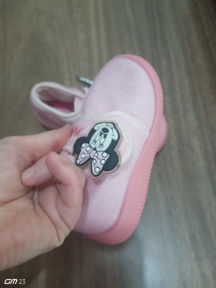 Kız Çocuk Pembe Kaydırmaz Terlik Minnie Desenli - Görsel 4