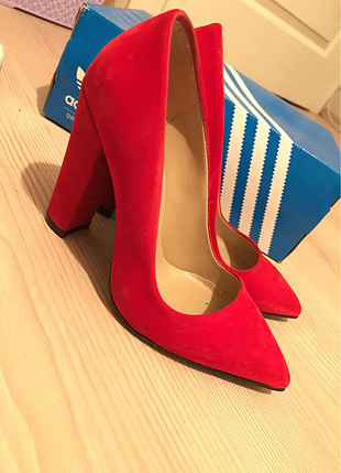 Kırmızı süet stiletto 