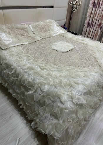 İşlemeli Beyaz Parlak Yatak Örtüsü - Görsel 3