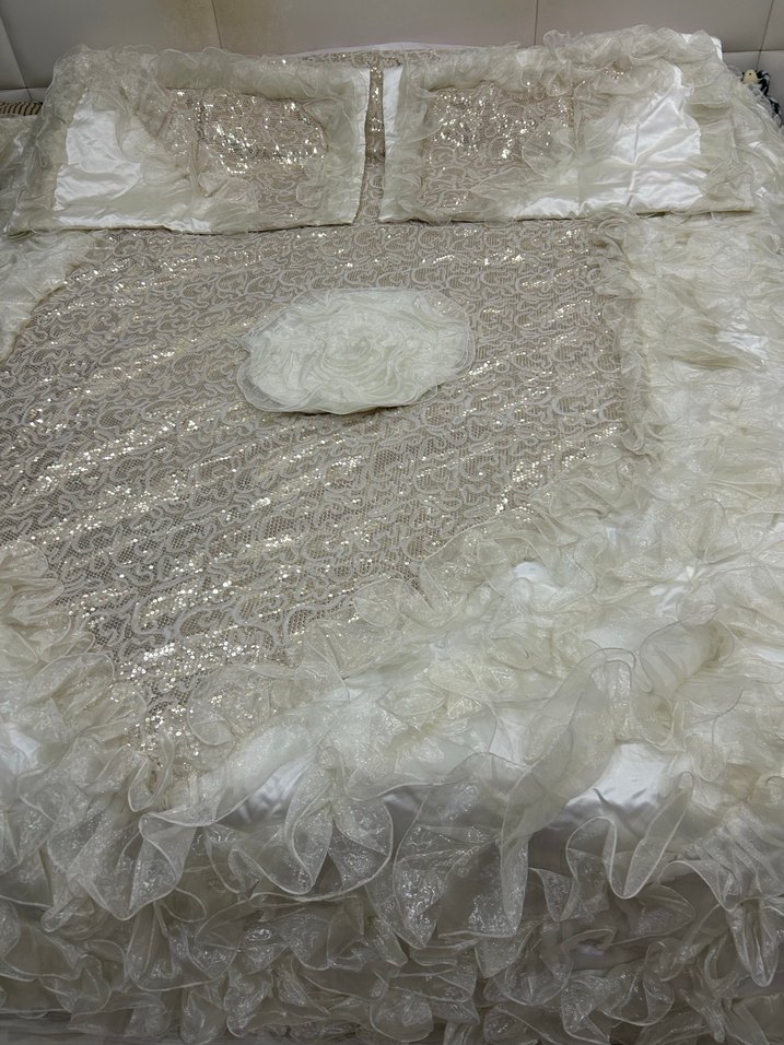 İşlemeli Beyaz Parlak Yatak Örtüsü - Görsel 2