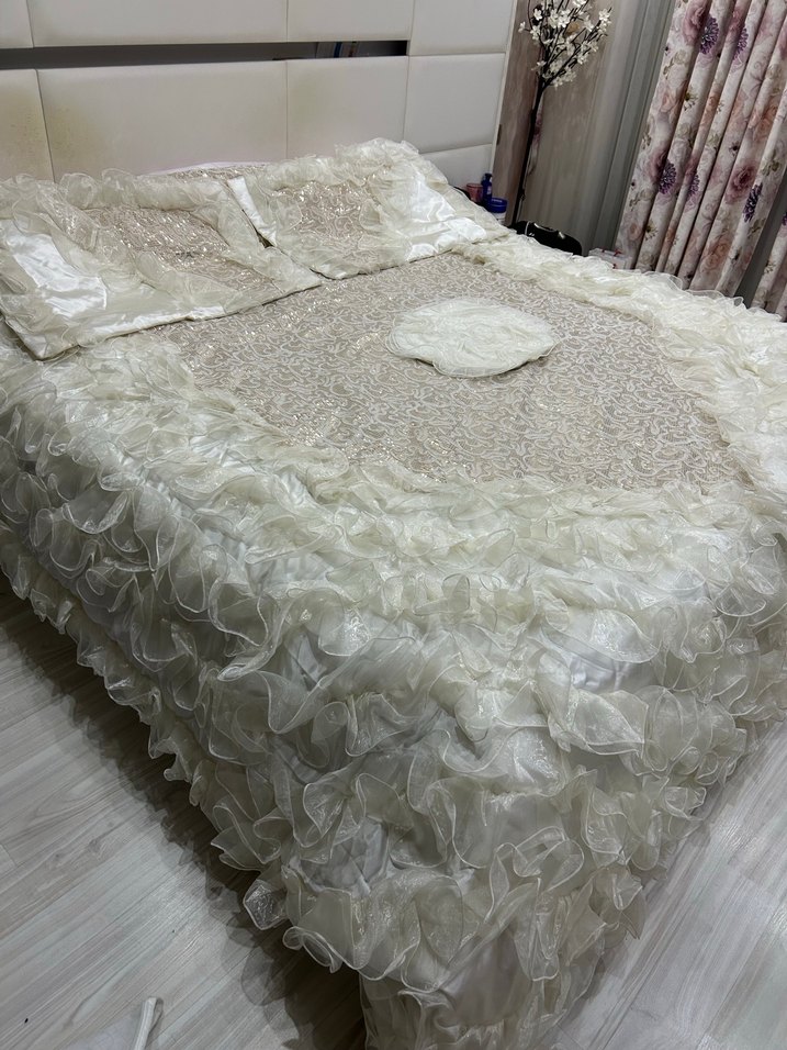 İşlemeli Beyaz Parlak Yatak Örtüsü - Görsel 3