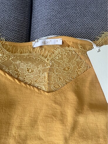 Bayan askılı bluz tiril tiril kumaşı var - Görsel 3