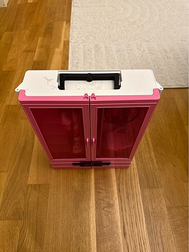 Barbie Barbie dolabı