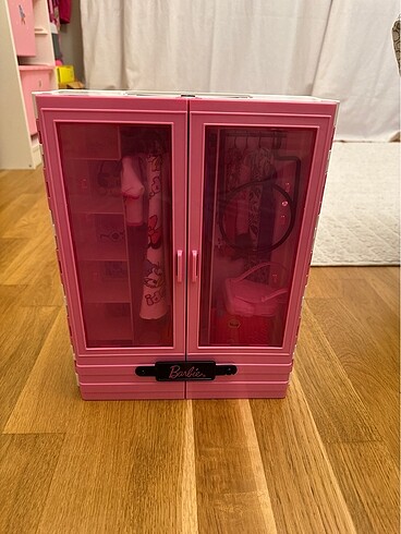 Barbie dolabı