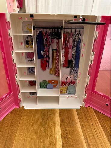  Beden Renk Barbie dolabı
