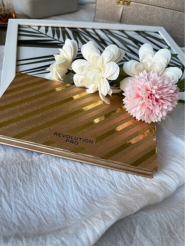 Revolution Revolution pro far paleti ALL THAT GLISTENS LUXE SHADOW