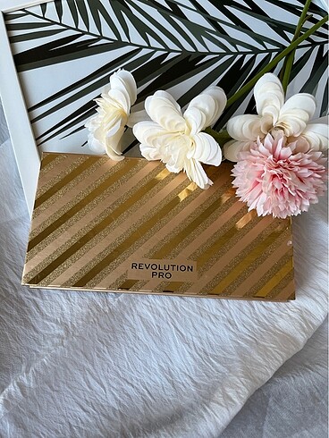 Revolution pro far paleti ALL THAT GLISTENS LUXE SHADOW