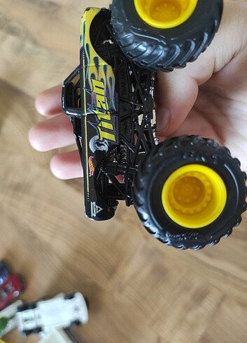 HOT WHEELS DEV TEKERLEKLİ OYUNCAK ARABA 