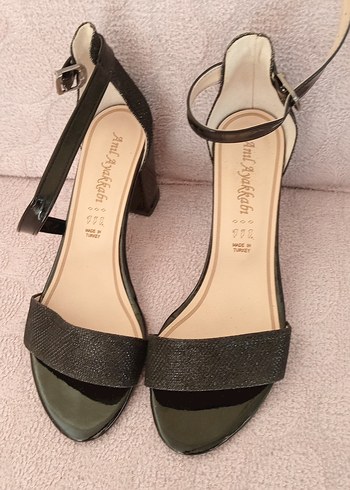 Siyah Parlak  Desenli Tokalı Topuklu Ayakkabı - Görsel 2