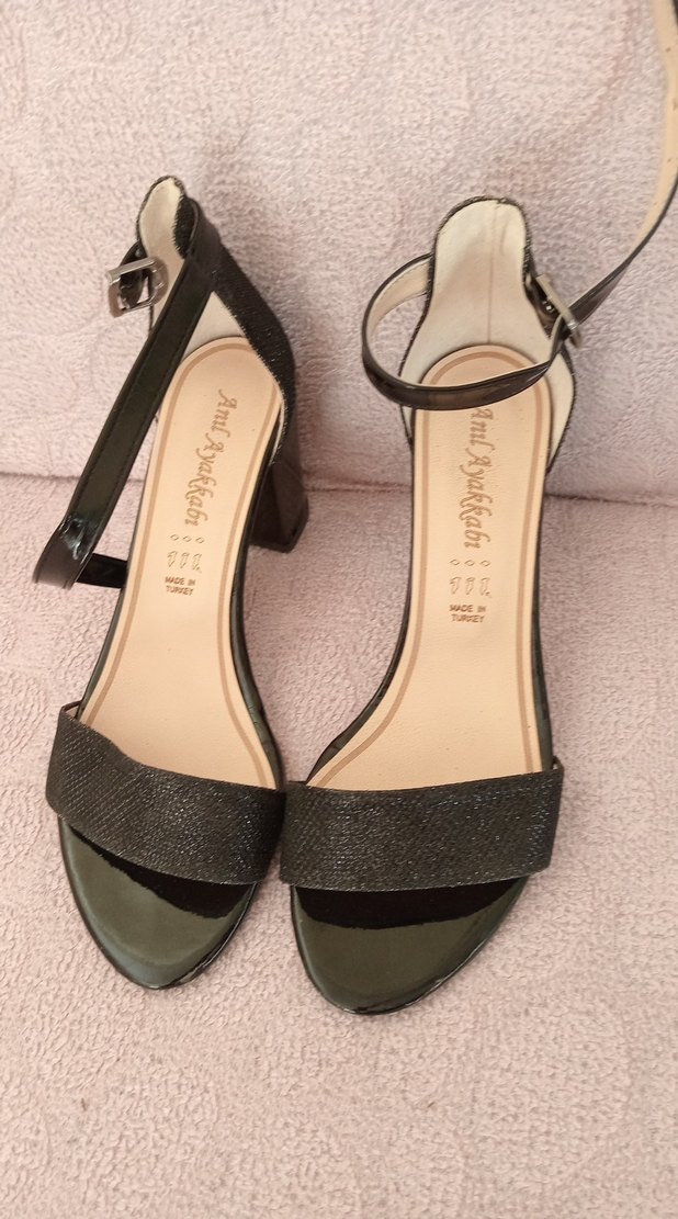 Siyah Parlak  Desenli Tokalı Topuklu Ayakkabı - Görsel 2