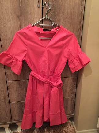 Pembe elbise