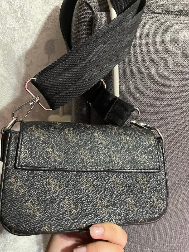 Guess Monogramlı Şık Çapraz Çanta — görsel 2/3