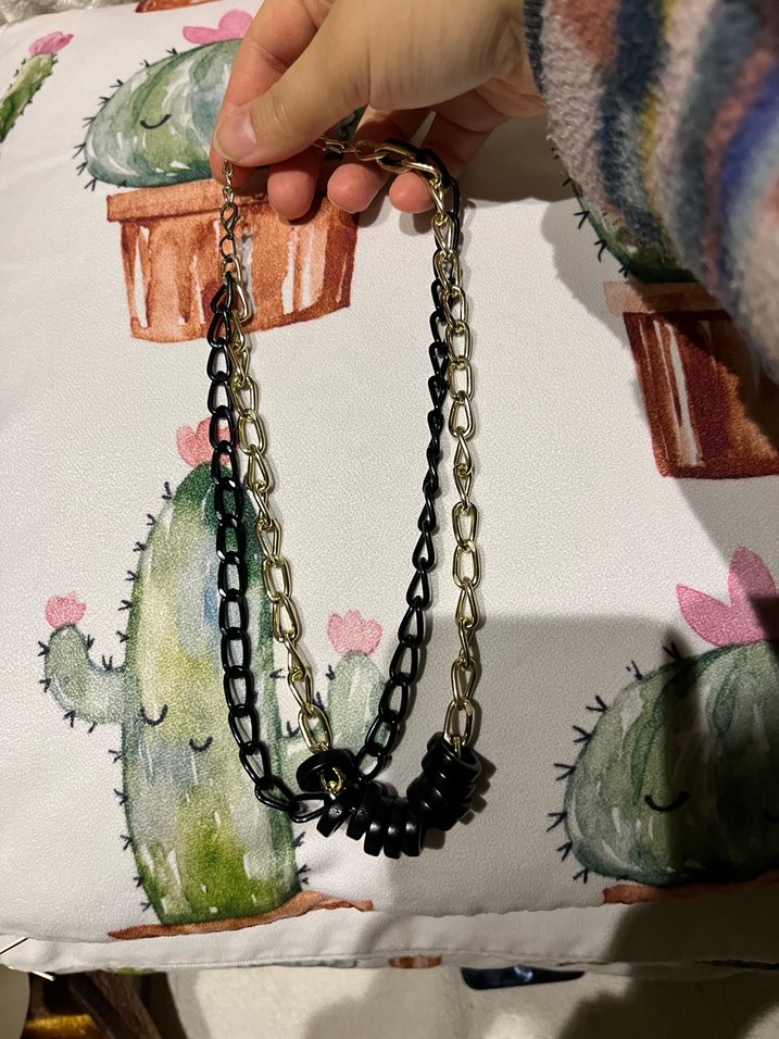 Zincir Detaylı Siyah Altın Kolye - Görsel 3