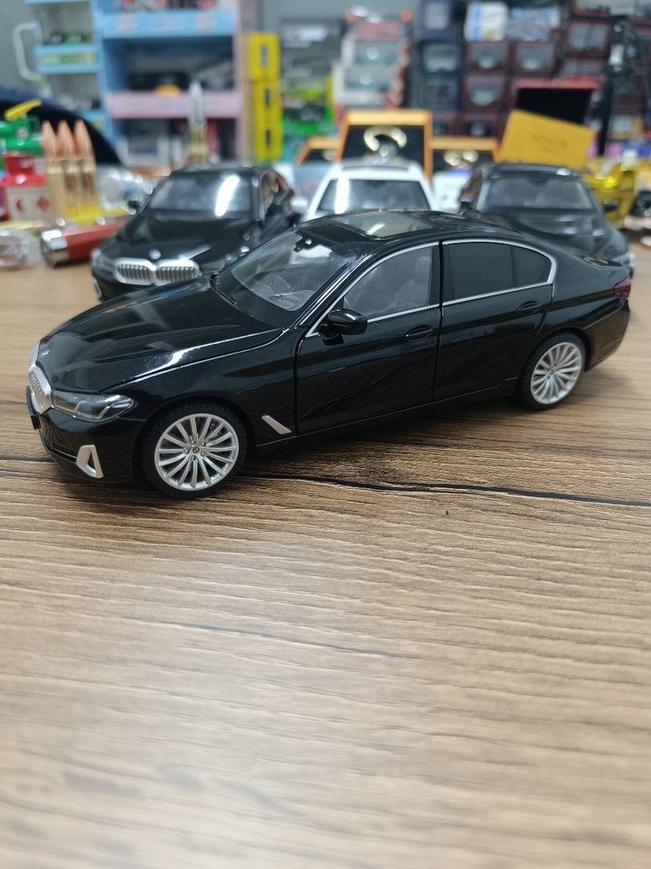 BMW 530 (F10) Serisi 1.24 ölçek - Görsel 3