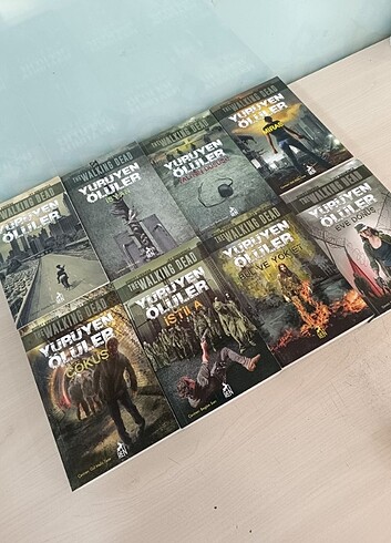 Beden Renk Yürüyen Ölüler Seti - 8 Kitap Seti Takımı