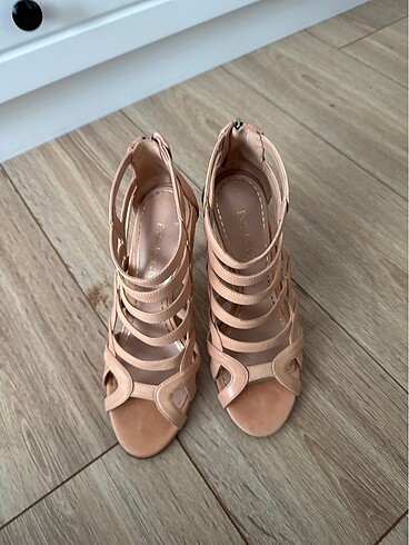 Enzo Angiolini Topukları aşınmış sadece