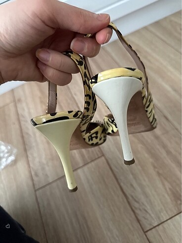 Miu Miu Topuğunun rengi açıldı sadece