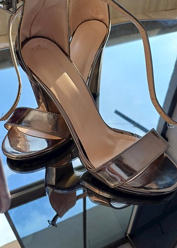 Gri Parlak Stiletto Topuklu Kadın Ayakkabı