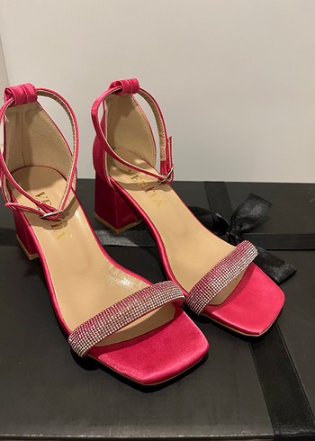 Pembe Parlak Tokalı Blok Topuklu Kadın Abiye Ayakkabı