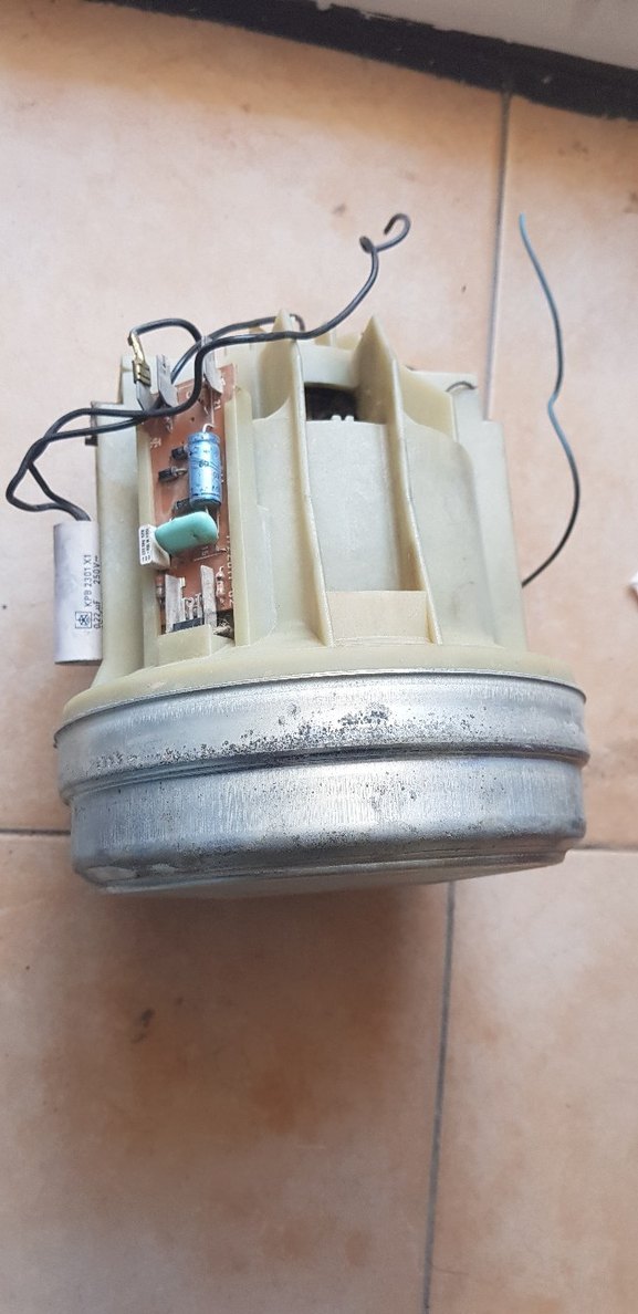 Bej ve Gri Elektrikli Süpürge Motoru - Görsel 5