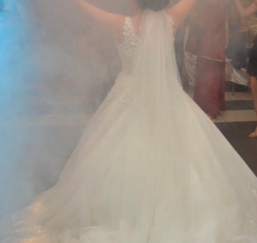 V Yakalı Dantel Detaylı  Gelinlik - Görsel 2