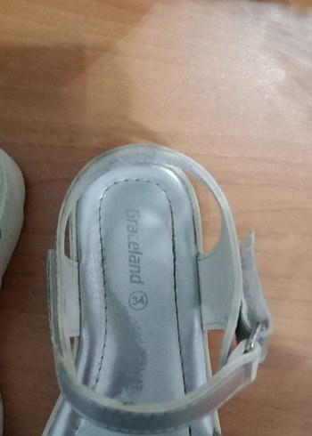 34 Beden Kız Çocuk Gri Tokalı Sandalet