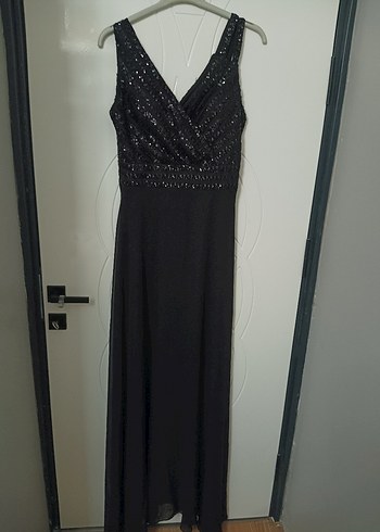 Siyah İşlemeli V Yakalı Uzun Abiye Elbise - Görsel 5