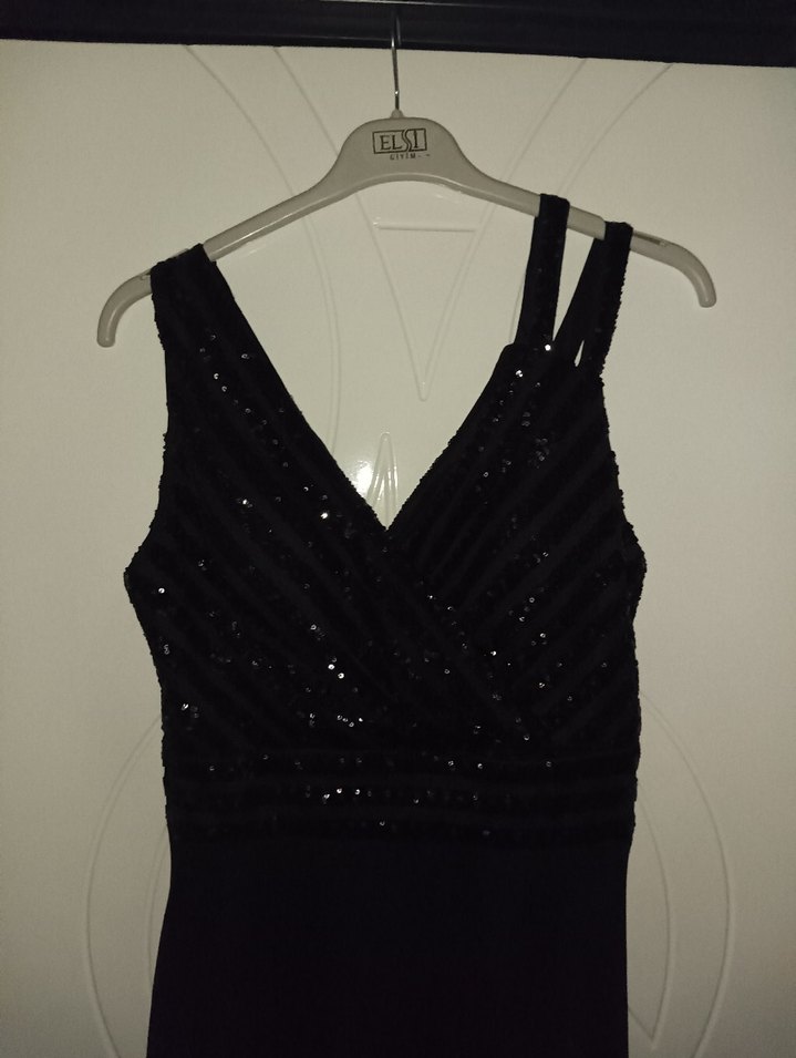 Siyah İşlemeli V Yakalı Uzun Abiye Elbise - Görsel 4