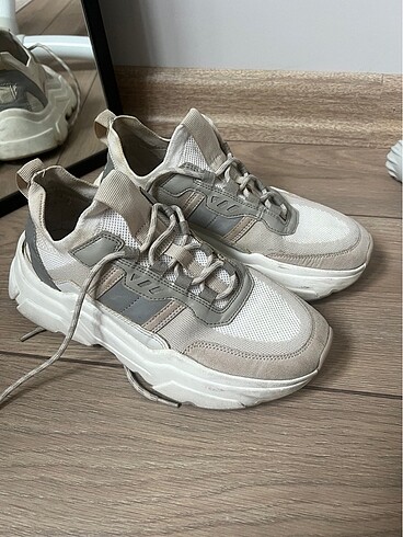 H&M . Spor