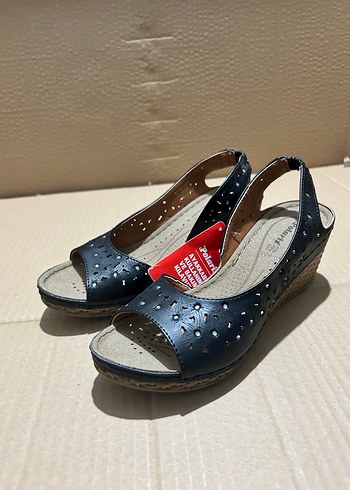 Kadın Dolgu Topuklu Sandalet
