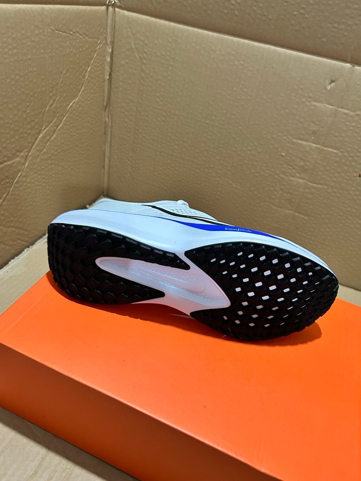 Nike Beyaz Erkek Koşu ve Antrenman Ayakkabısı - Görsel 2