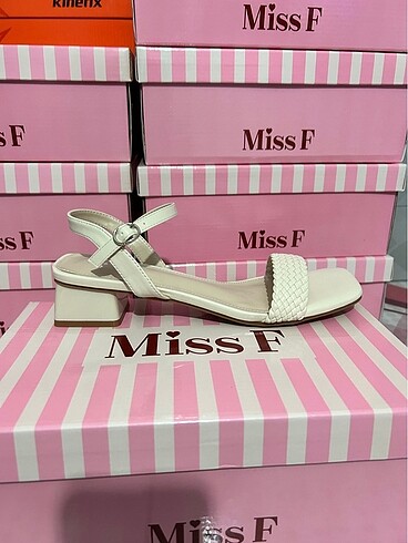 Kadın sandalet Miss F
