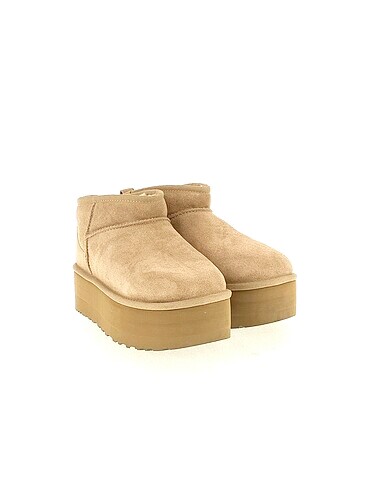 Ugg Ugg Bot %70 İndirimli.
