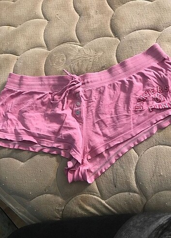 Pembe iç çamaşırı 
