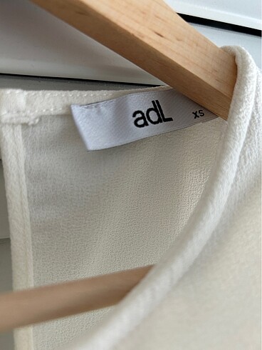 xs Beden Adl marka yakası zincir detaylı şifon bluz