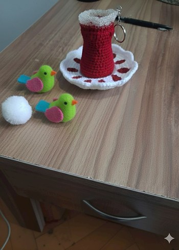 El Yapımı Kırmızı Fincan Anahtarlık ve Dekoratif Kuşlar