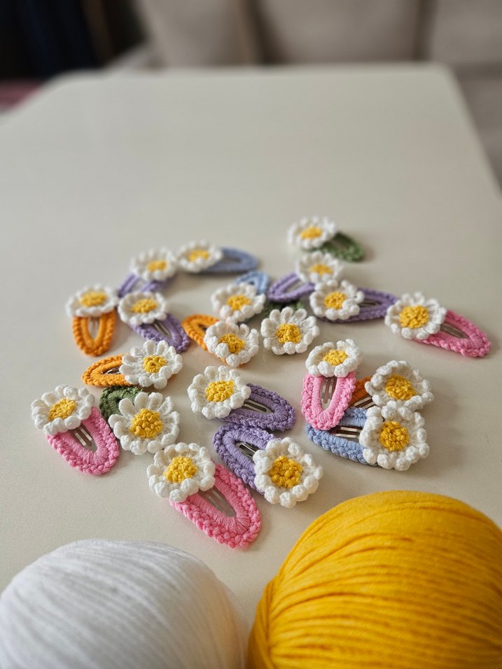 Papatya Renkli Örgü Çocuk Toka - Görsel 2