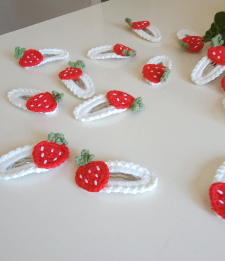 Örgü Çilekli Çocuk Toka - Görsel 2