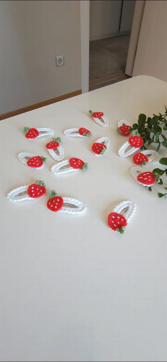 Örgü Çilekli Çocuk Toka - Görsel 3