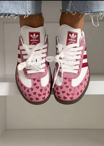 Pembe Kalp Desenli Adidas Spor Ayakkabı