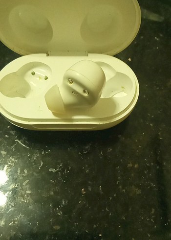 Beyaz Kablosuz Kulaklık ve Şarj Kutusu - Görsel 4