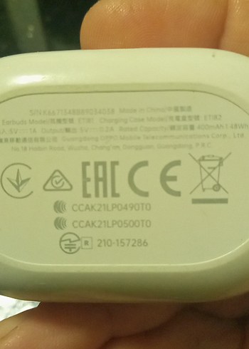 Beyaz Kablosuz Kulaklık ve Şarj Kutusu - Görsel 3