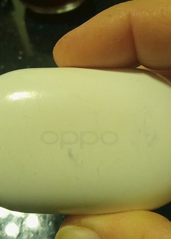 Beyaz Kablosuz Kulaklık ve Şarj Kutusu - Görsel 2