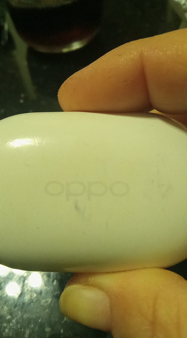 Beyaz Kablosuz Kulaklık ve Şarj Kutusu - Görsel 2